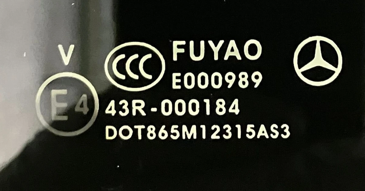Comparison of an OE-branded windscreen and an OEE-branded windscreen showing the logo difference